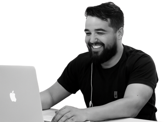 Dior sorrindo no computador